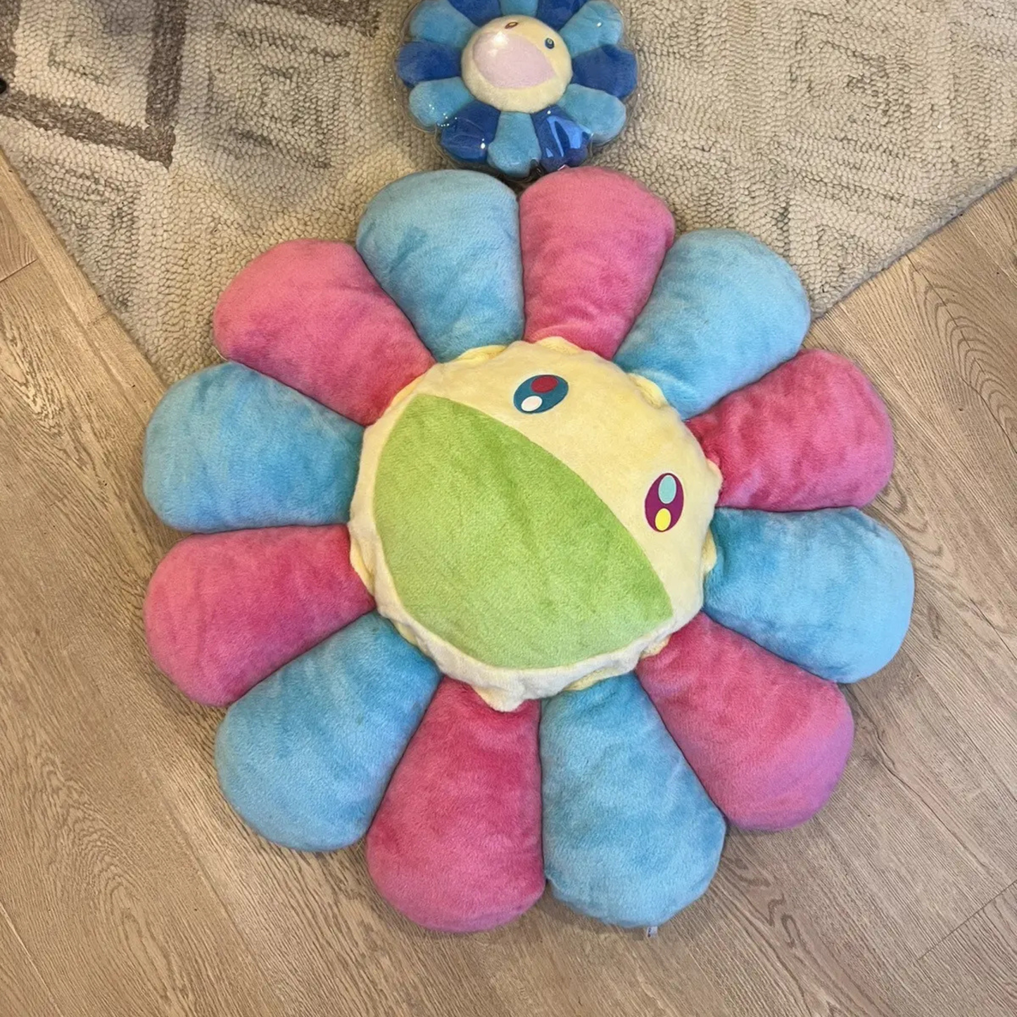 (預訂) Takashi Murakami Flower Cushion 100cm (Pink & Blue) (約7~14個工作天)