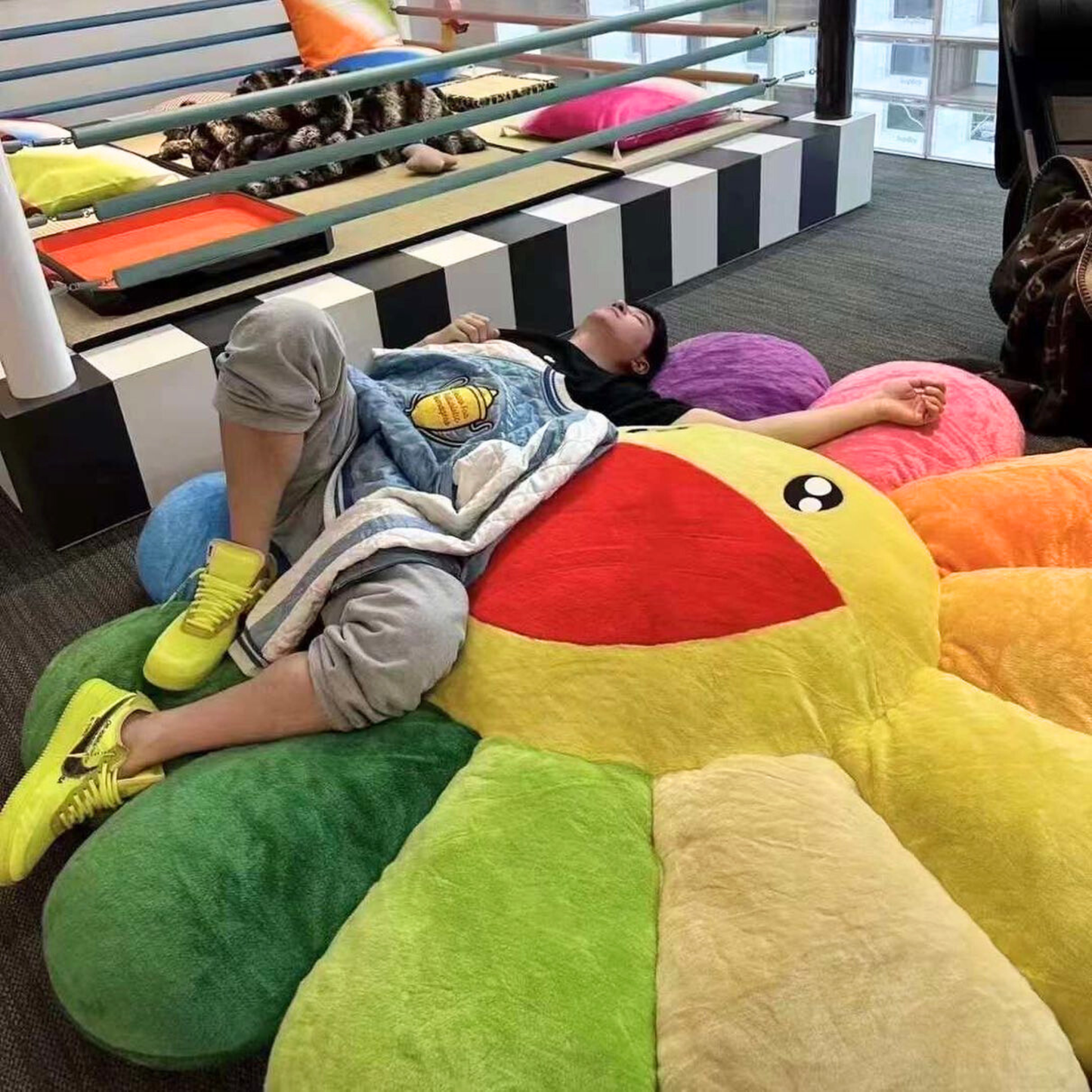 (預訂) Takashi Murakami Flower Cushion 200cm (Rainbow) (約14~21個工作天)