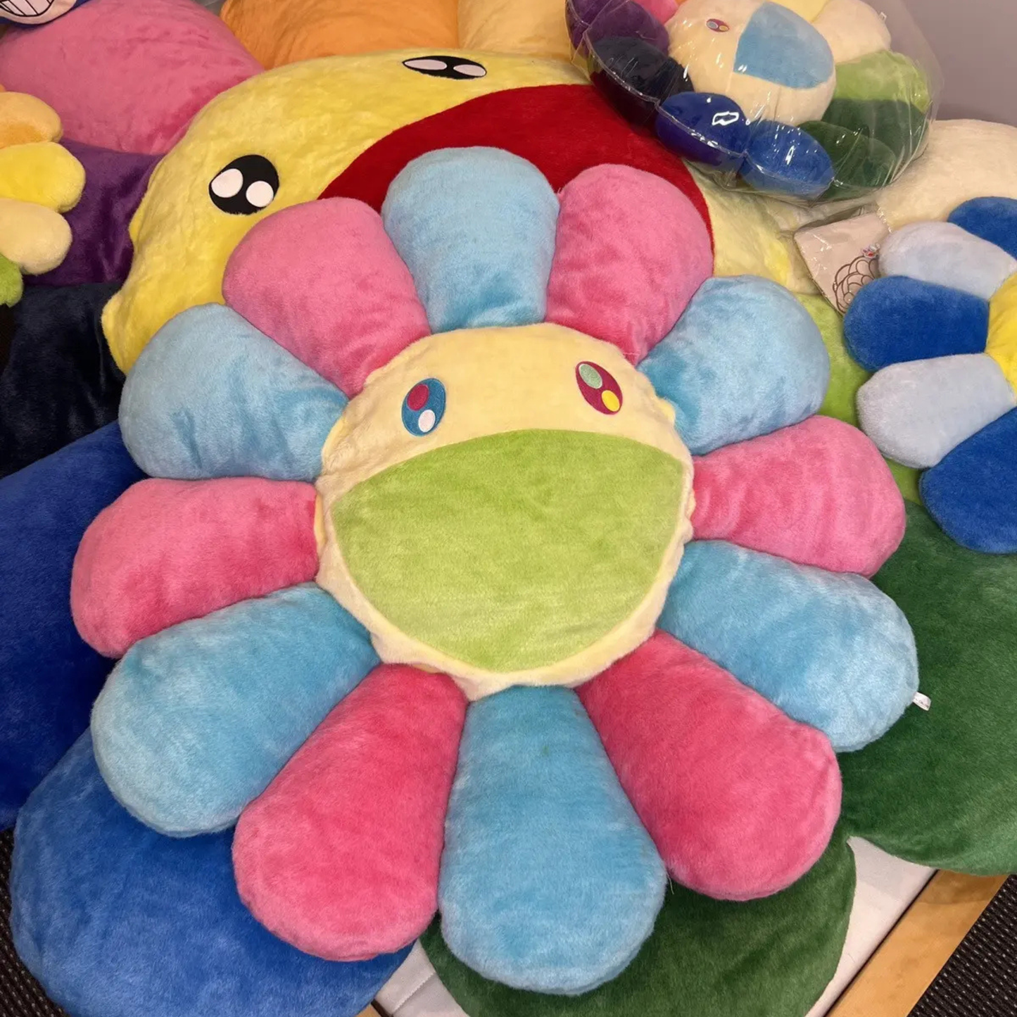 (預訂) Takashi Murakami Flower Cushion 100cm (Pink & Blue) (約7~14個工作天)