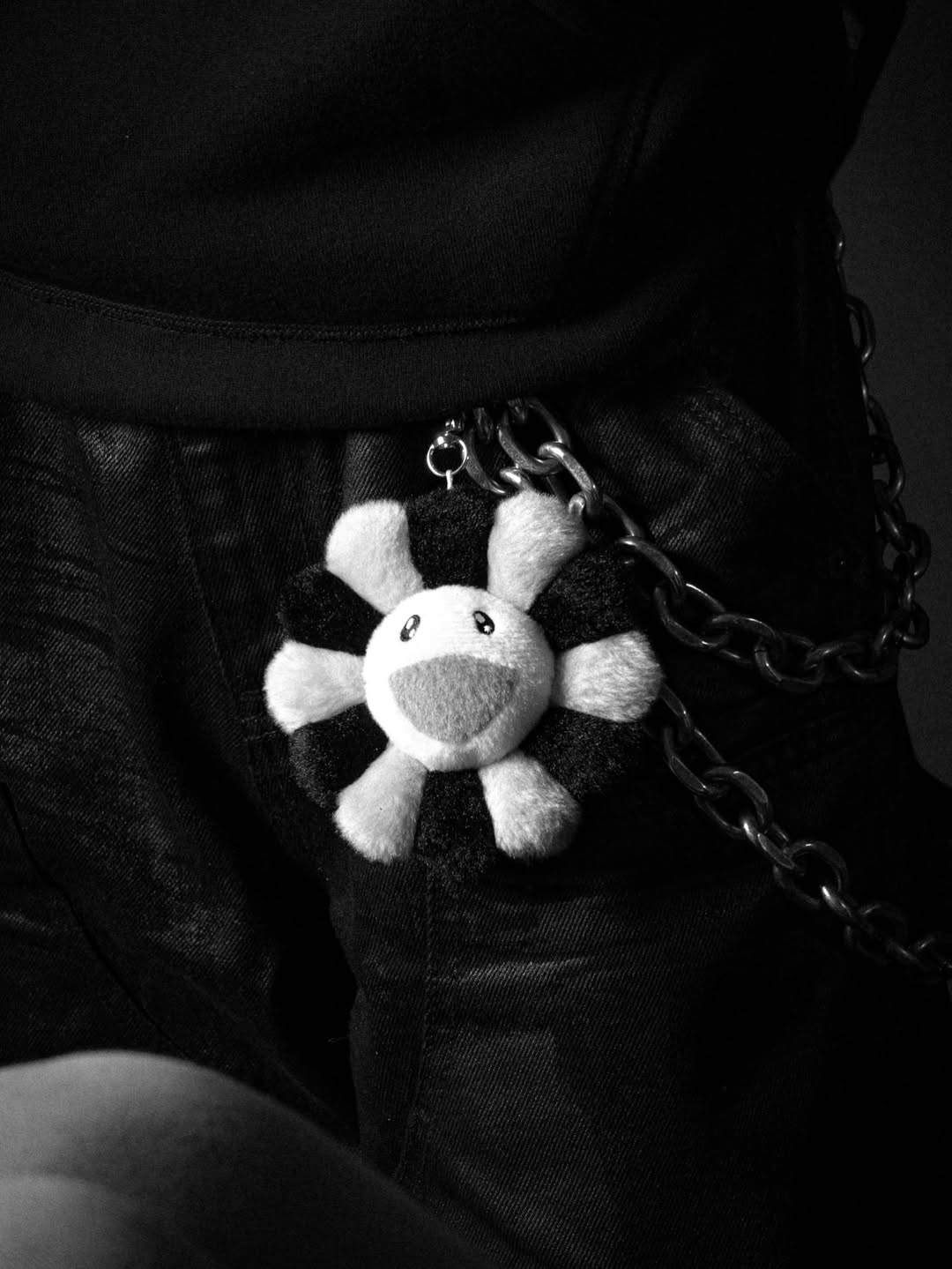 村上隆 Takashi Murakami Mascot Plush Keychain (Black & Grey 12cm)